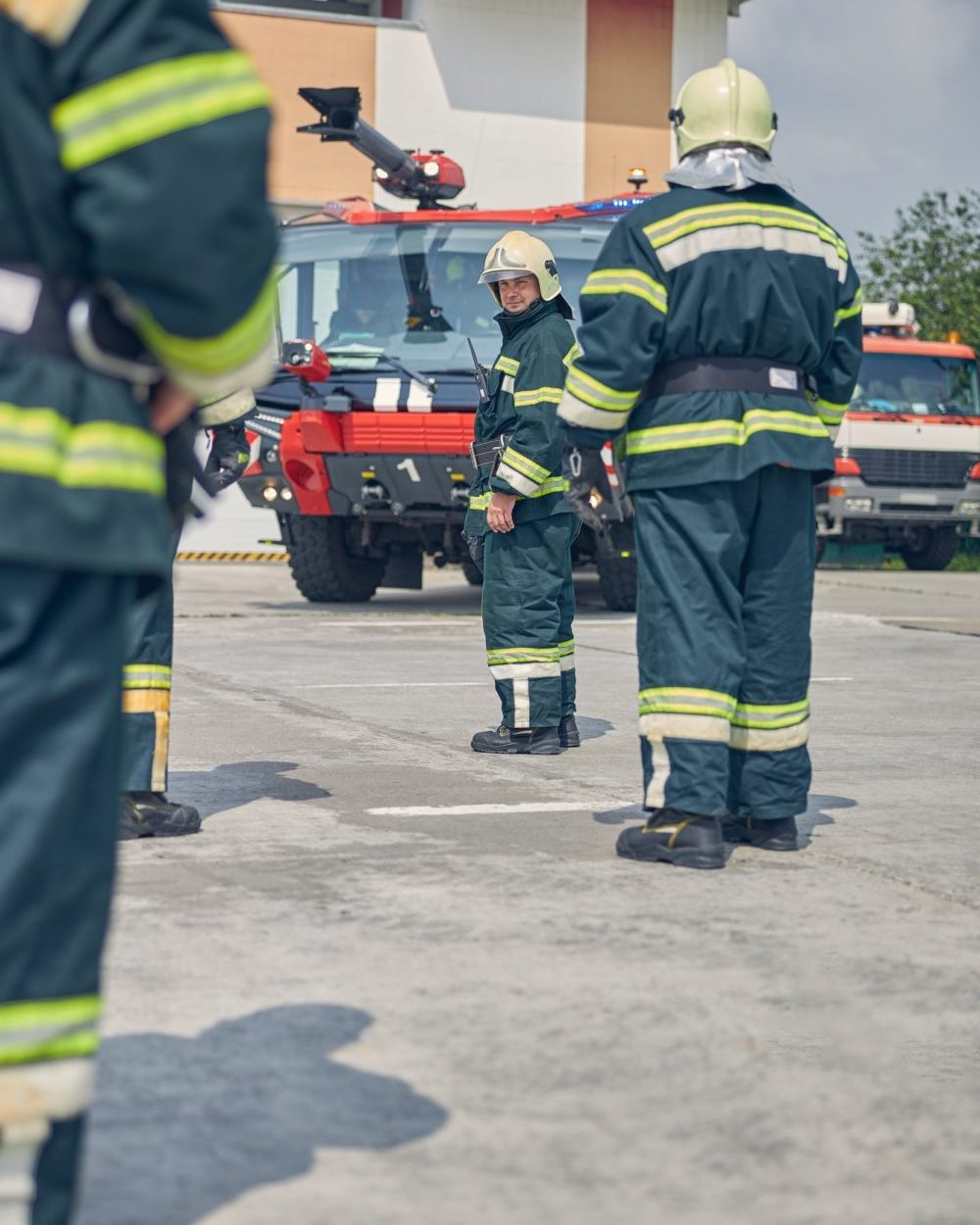 men-going-to-the-red-fire-truck-in-the-outdoors-1-e1669255912763